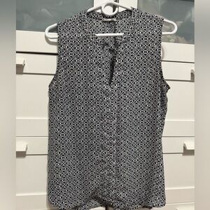 Sleeveless V-neck dress shirt